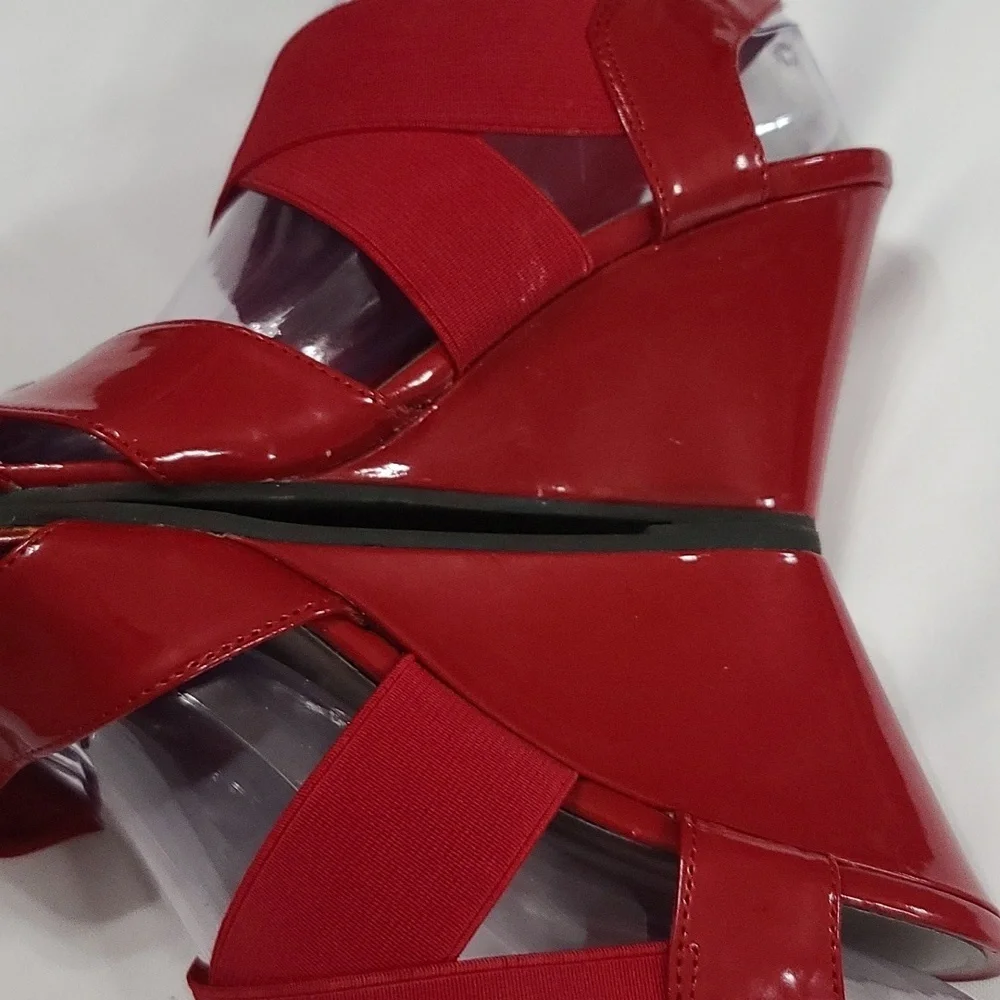 Predictions Womens Shiny Red Faux Leather Wedge Sandals Holidays 8W GUC READ‎